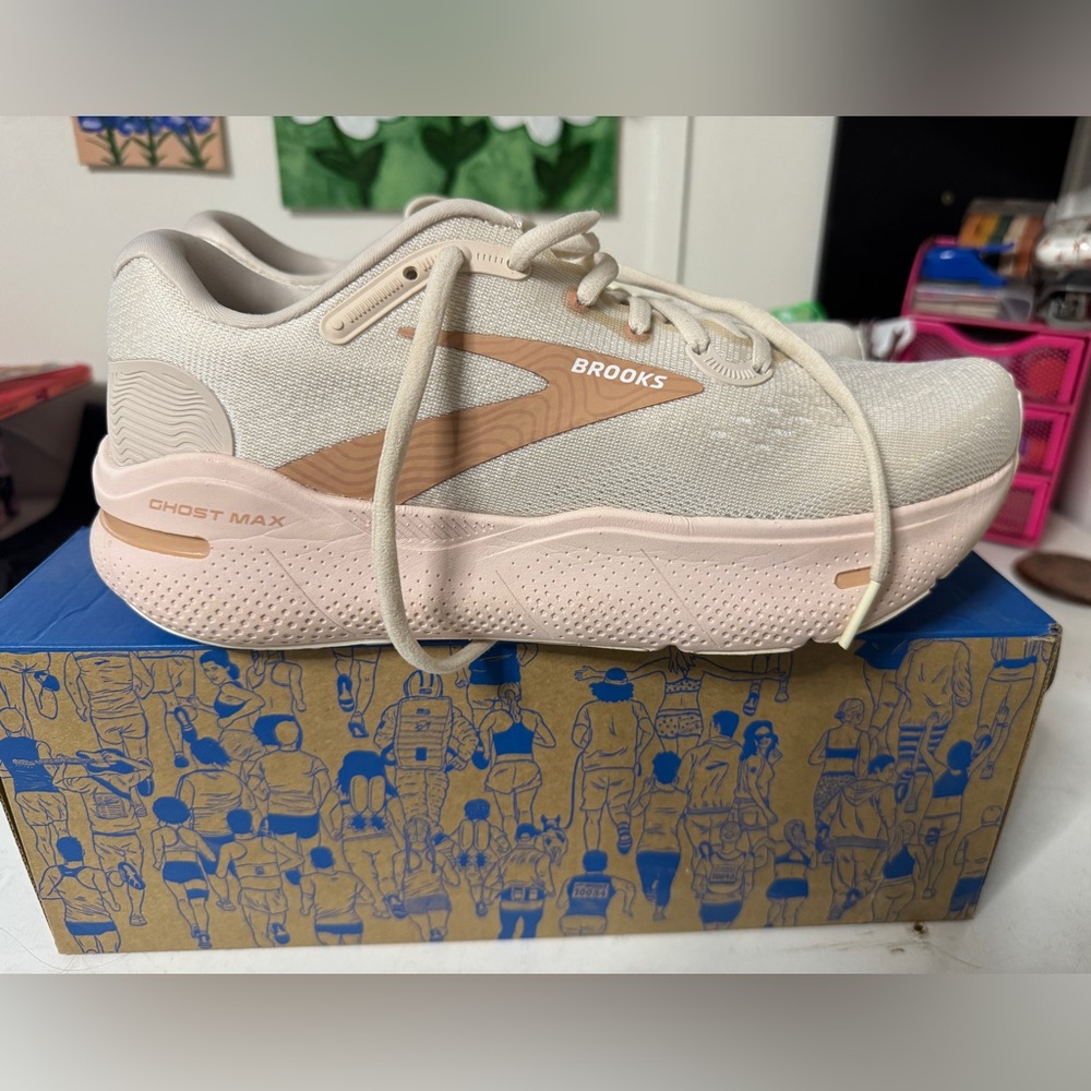 Brand new women’s Brooks Ghost Max in size 10 medium